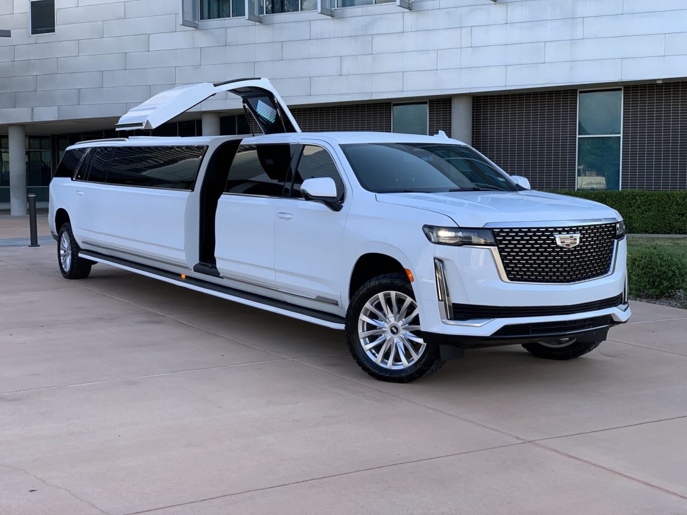 Escalade Limousine main